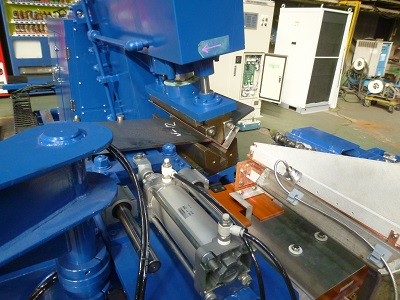 ③スイングしながらプレス